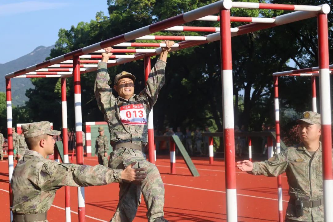 球员们在比赛中奋勇争先，激情澎湃